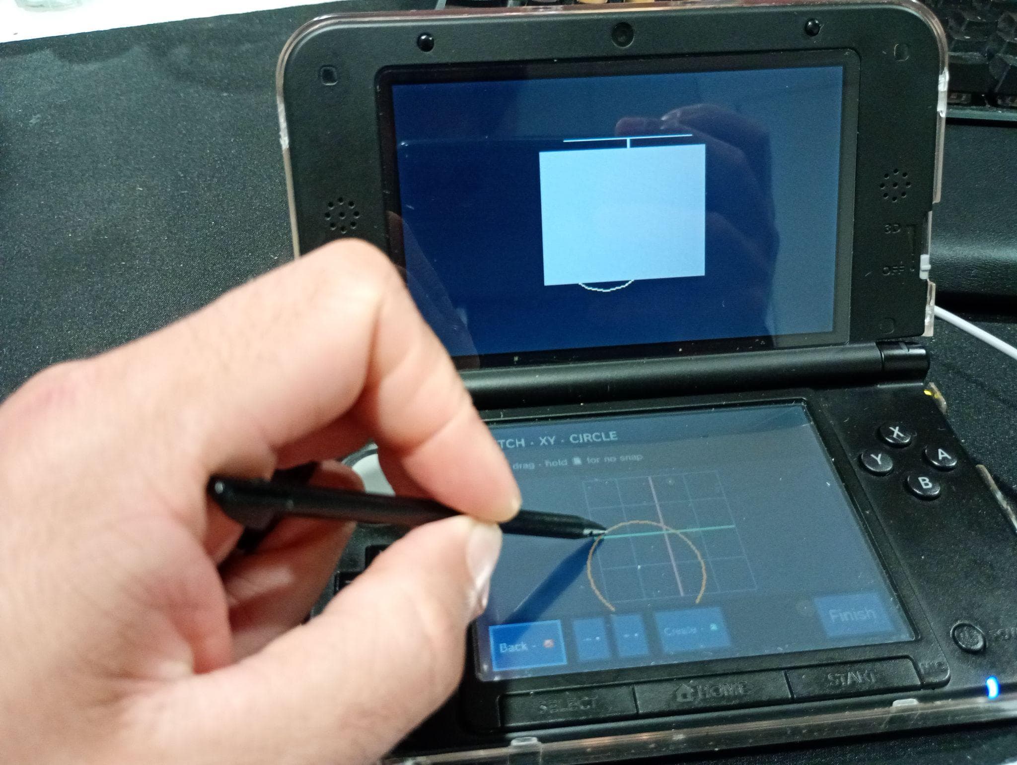 ThreeDSViewer running on a Nintendo 3DS while a model is sketched with the stylus.
